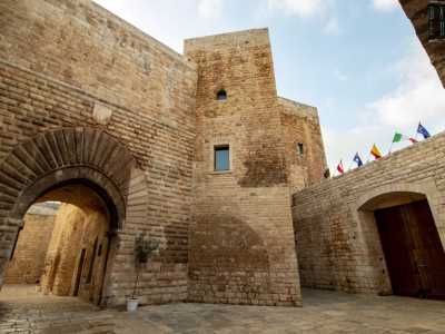 per accedere in un piccolo cortile. E qui, intagliati nelle pareti vicino all�ingresso, possiamo osservare i primi antichi simboli dei Templari che permeano il maniero